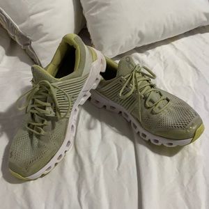 Cloud On Running Shoes -size 9.5